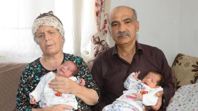 Uşak'ta 55 yaşındaki çiftin ikiz bebeği oldu! Sizce bu yaşta dünyaya çocuk getirmek ne kadar doğru?