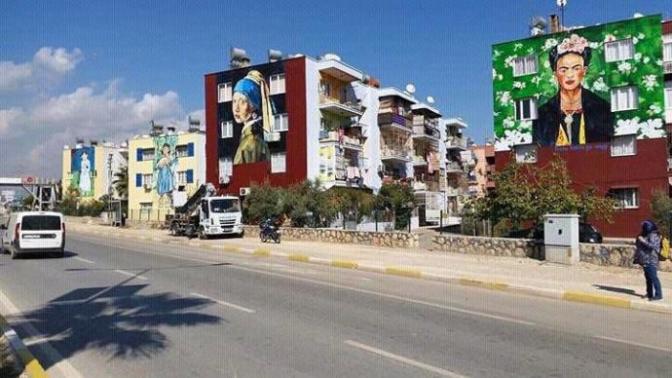 Mersin'de binaların cephesine yapılan bu ünlü tablolar sizce güzel olmamış mı?