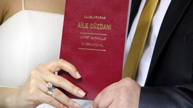 Evlendikten sonra kadınlar, eşlerinin soyadını kullanmalı mı?