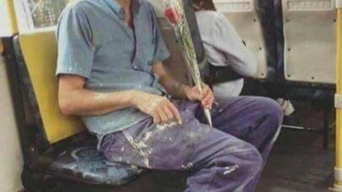 Kadınlara çiçek almak onları sevindirmeye yeter mi?