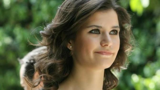 Beren Saat'in buradaki saç rengi nedir?