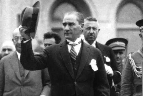 Yarın erken kalkın dostlar, bir devrimciyi selamlayacağız. 10 Kasım günü Ata'mızı anmak için yerlerimizi alacak mıyız?