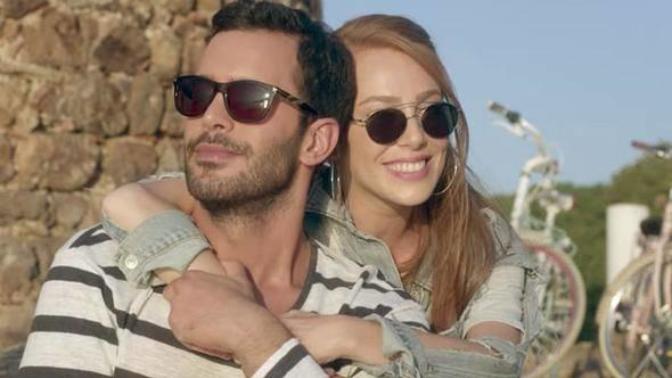 Mutluluk Zamanı filminin gala gecesinde göz kamaştıran Elçin Sangu'nun kıyafet ve makyajını siz nasıl buldunuz?