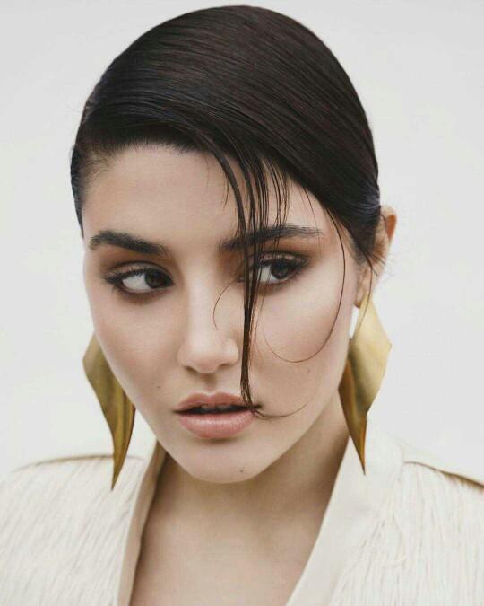 Hande Erçel güzel mi sizce ??