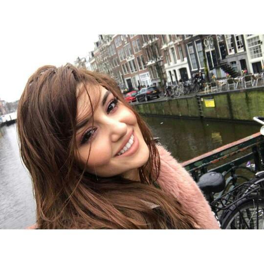 Hande Erçel güzel mi sizce ??