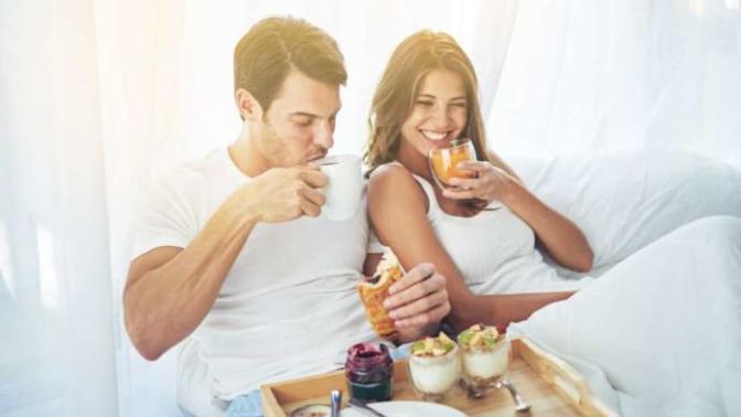 Evlenince eşinize yatakta kahvaltı sürprizi yapar mısınız?
