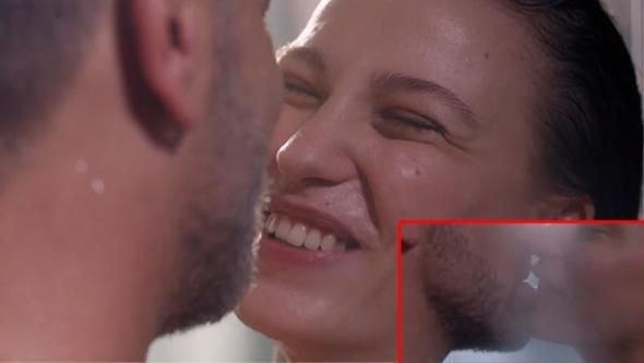 Serenay Sarıkaya ve Ozan Güven "fi" isimli dizi çekimlerinde duşta sevişti. Oyuncu olsaydınız rol icabı sevişir miydiniz?