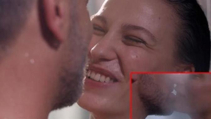 Serenay Sarıkaya ve Ozan Güven "Fi" isimli dizi çekimlerinde duşta sevişti. Oyuncu olsaydınız rol icabı sevişir miydiniz?
