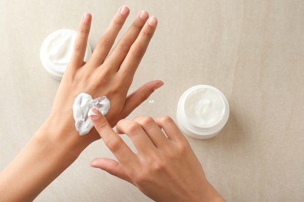 El Kremi Yüze Sürülürse Bir Şey Olur mu?