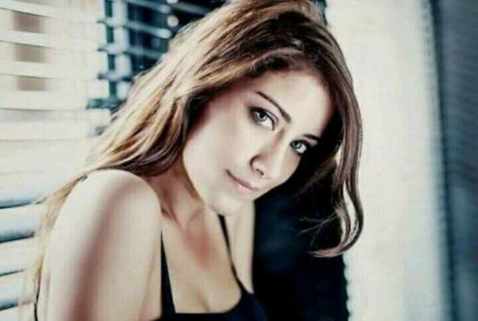 Hazal Kaya'nın yüz yapısı sizce güzel mi??