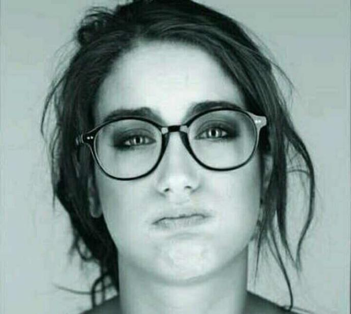 Hazal Kaya'nın yüz yapısı sizce güzel mi??