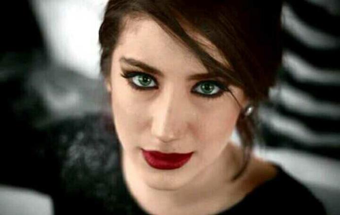 Hazal Kaya'nın yüz yapısı sizce güzel mi??