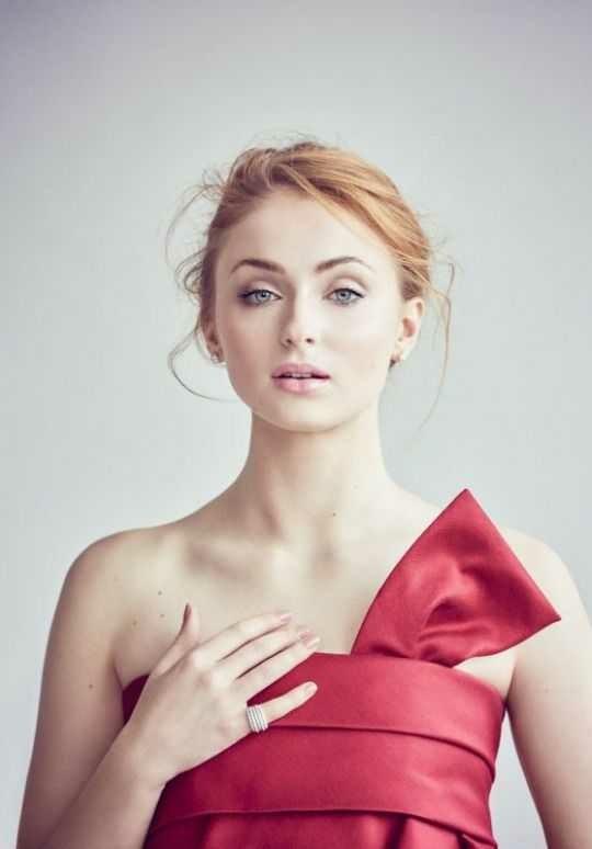 Sophie Turner mı Nathalie Emmanuel Mi?