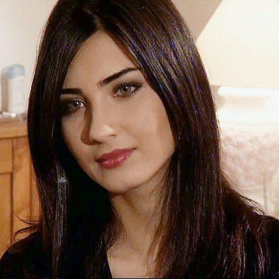 Tuba Büyüküstün mü, Beren saat mi daha güzel sizce?