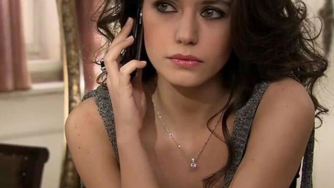 Tuba Büyüküstün mü, Beren saat mi daha güzel sizce?