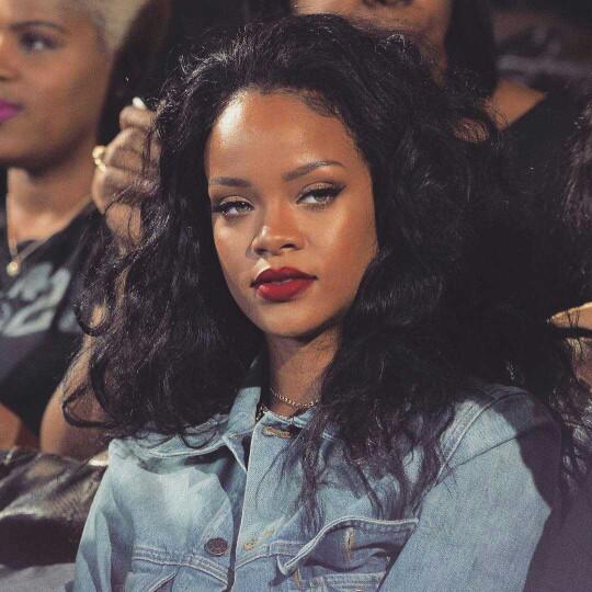 Rihanna '  ya    hangi   saç   rengi    yakışıyor   sizce   ??
