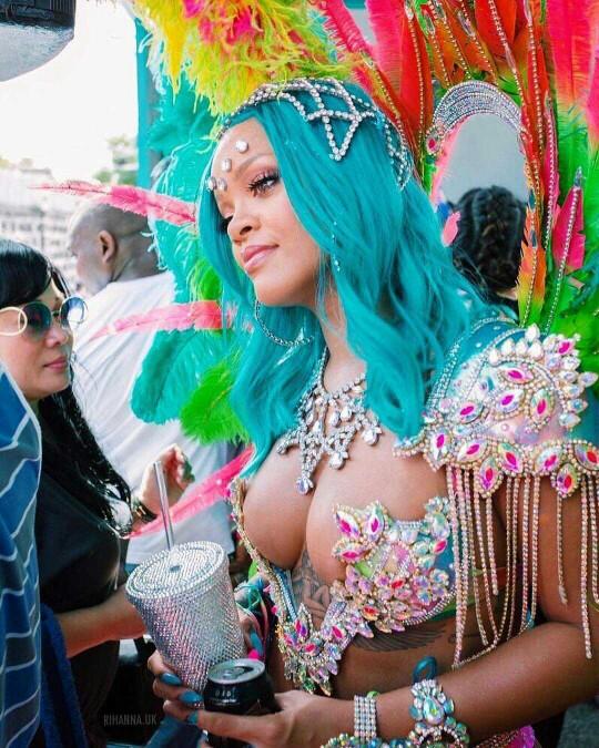 Rihanna '  ya    hangi   saç   rengi    yakışıyor   sizce   ??