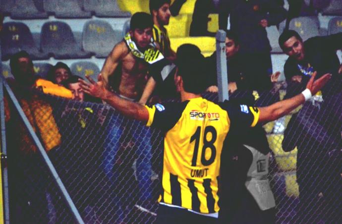 En güzel futbolcu, golden sonra tribüne koşandır değil mi?