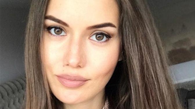 Fahriye Evcen tepkileri topladı! Sizce paylaştığı fotoğraf gerçekten makyajsız mı?