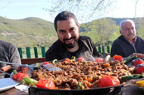 Tv’de “Turgay başyayla lezzet yolculuğu” adında bir program gördüm, sürekli et yiyor, kuzu çeviriyor, bu programın amacı nedir?
