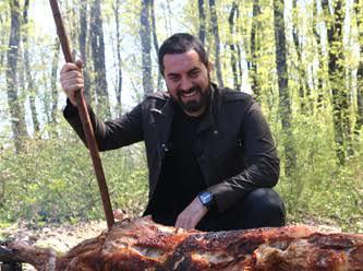 Tv’de “Turgay başyayla lezzet yolculuğu” adında bir program gördüm, sürekli et yiyor, kuzu çeviriyor, bu programın amacı nedir?