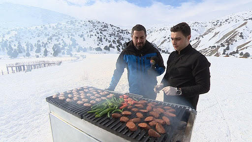 Tv’de “Turgay başyayla lezzet yolculuğu” adında bir program gördüm, sürekli et yiyor, kuzu çeviriyor, bu programın amacı nedir?