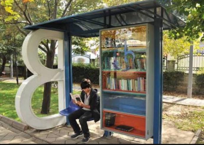Bütün otobüs duraklarında kitaplık olsa nasıl olur?