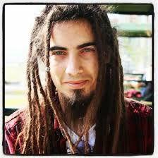Saclarimi rasta yaptirmak istiyorum erkekte rasta sac tarzini begeniyor musunuz?