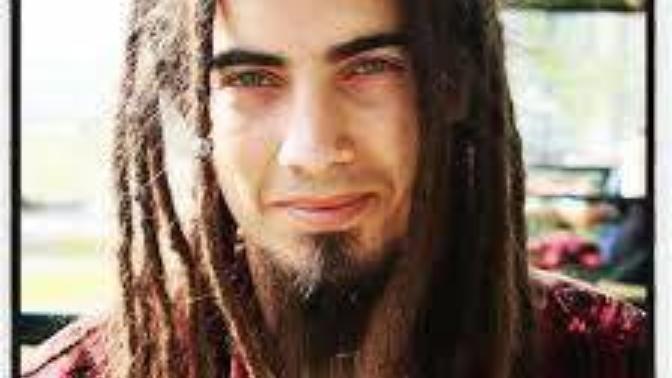 Saclarimi rasta yaptirmak istiyorum erkekte rasta sac tarzini begeniyor musunuz?