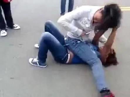 kızlar kavga ederken neden biribirlerinin saçını çeker? 