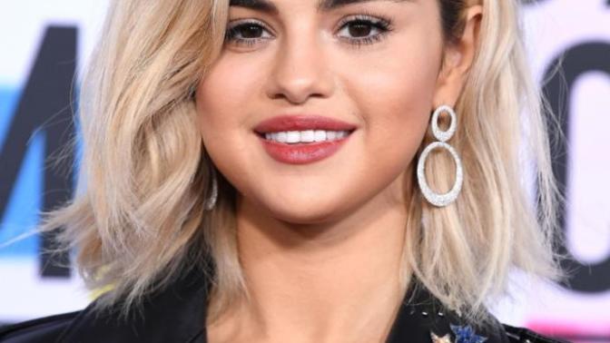Selena gomezin yeni kısa sarı saç modelini nasıl buldunuz?