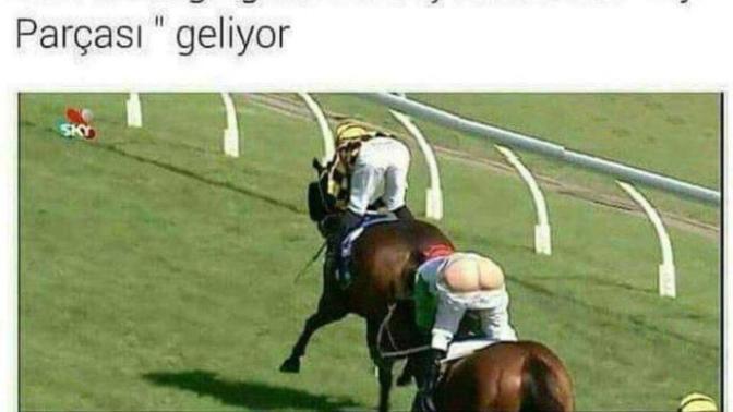 At yarışında popoyu dikip koşturan jokeyler sizi rahatsız ediyor mu?