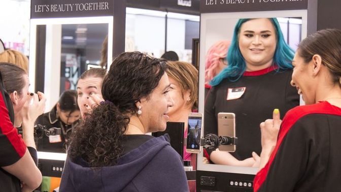 Sephora'da ücretsiz makyaj servisini kullanan var mı?