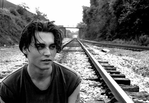 Kızlar, Johnny Depp mi Leonardo Dicaprio mu hangisi daha yakışıklı ve çekici ( Gençliği )?