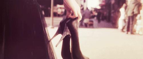 Sokakta hiç yalın ayak dolaşmak durumunda kaldınız mı 👠 👞?