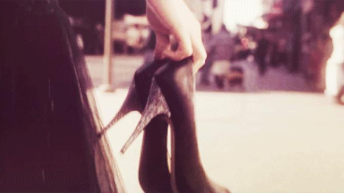 Sokakta hiç yalın ayak dolaşmak durumunda kaldınız mı 👠 👞?