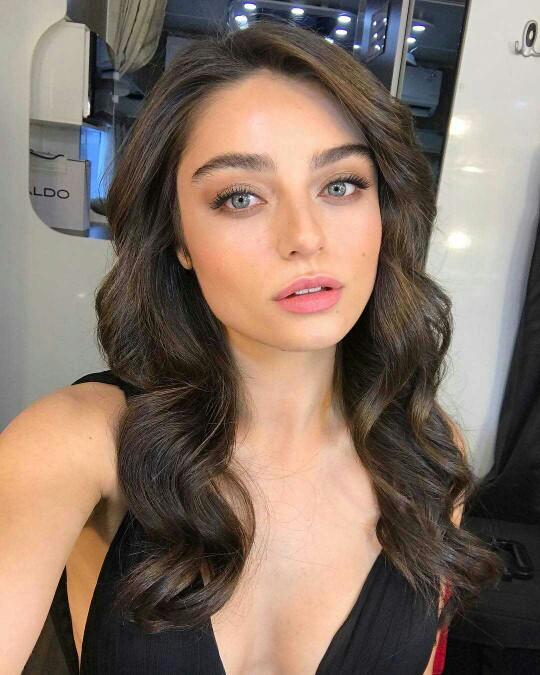 Ayça  Ayşin   Turan    güzel   mi   sizce     ??