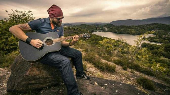 Ya sizcede gitar çalan adamlar yakışıklı değillermi?