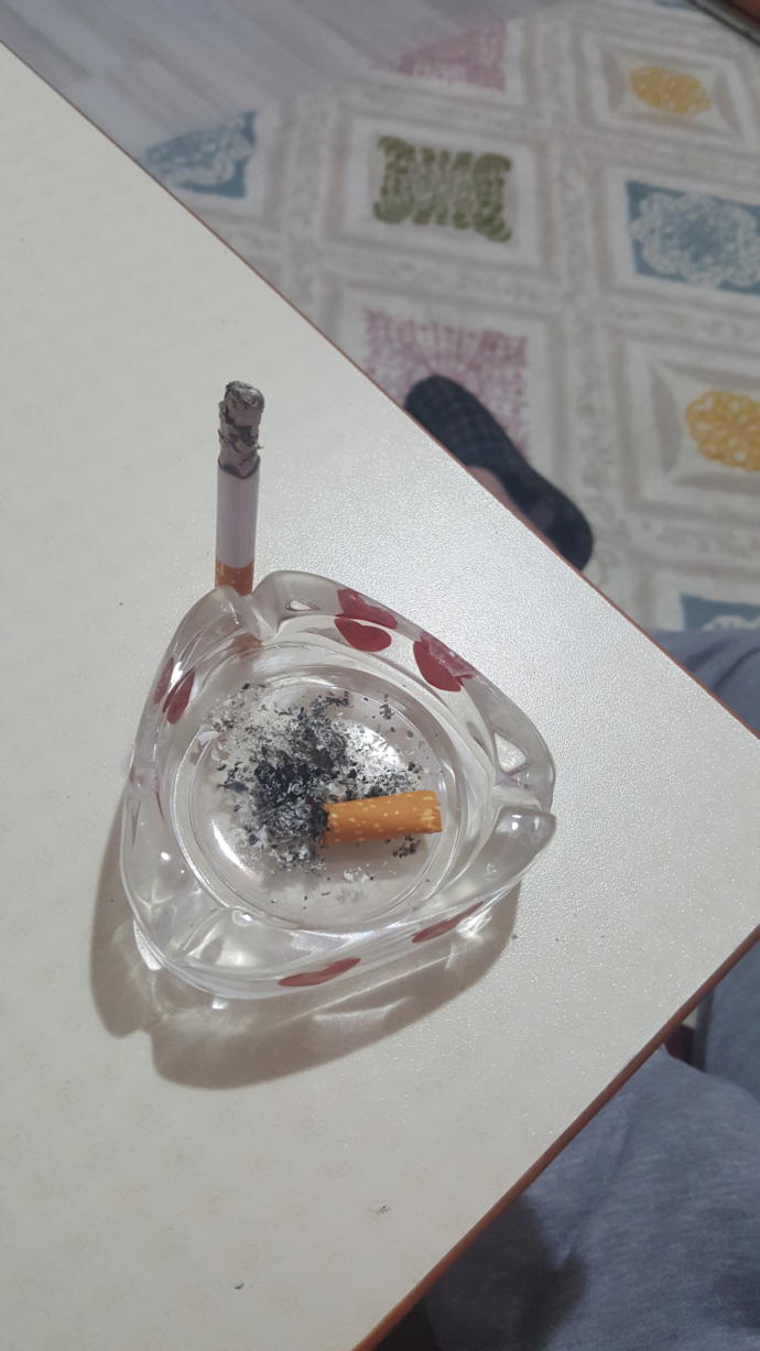 Sizin evde de sigara içmek yasak mı ?İçiyosanız nerede içiyosunuz?
