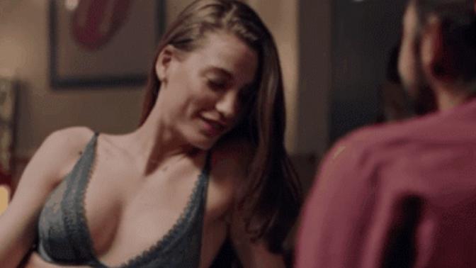 Ya bu Serenay Sarıkaya çok seksi değil mii?(güzellik göreceli o ayrı ama fizik muazzam ya) gif harika 😍😎?