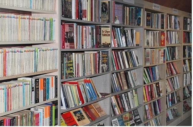 Okumadığı kitapları ihtiyaç sahibi birine, kütüphaneye vermek yerine, onları çöpe atan insanlar hakkında ne düşünüyorsunuz?