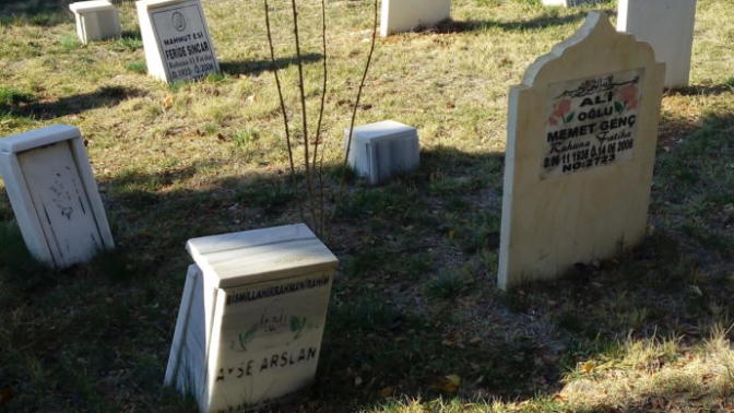 Hepimizin gidecegi yer ayni neden birbirimizi kirip sadece dunyevi islerle ugrasiyoruz?