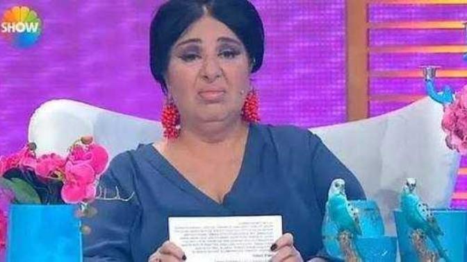 Etrafınızda hiçbir şeyden memnun olmayan her şeye burun kıvıran insanlar var mı?