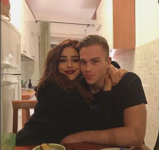 Böyle bir foto çeken erkek gey değil midir?