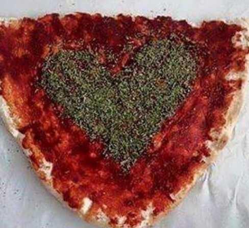 Dolap dopdoluken neden salçali ekmek??