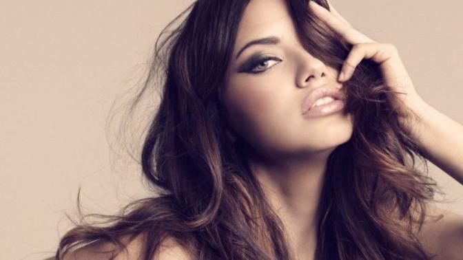 Adriana Lima parlak saçlarını işte bu maskeye borçlu! Saç bakımı yaparken ünlülerden ilham alıyor musunuz?