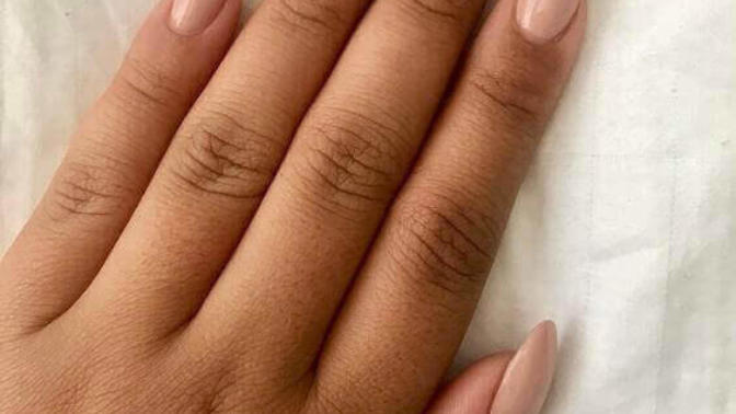Nude ojeler mi daha çekici koyu renk ojeler mi?