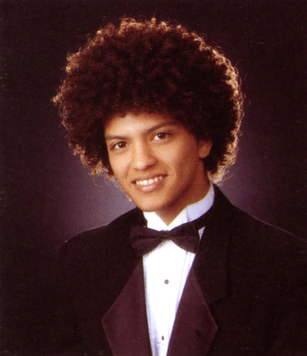 Bruno Mars'ın Esmeray'ın oğlu olduğunu düşünüyorum. Sizce de birbirlerine benzemiyorlar mı?