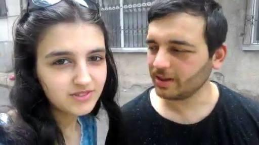 Sevgilisine hangisi daha çok  içten ve aşkla bakıyor Ahmet Kural mı, Mehmet mı?
