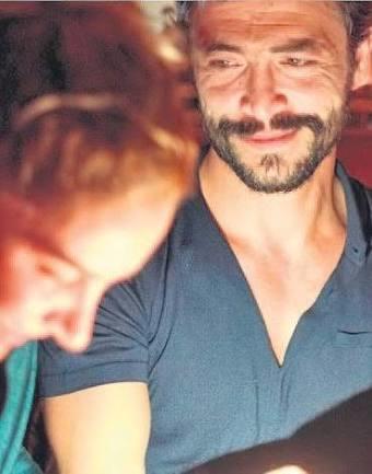 Sevgilisine hangisi daha çok  içten ve aşkla bakıyor Ahmet Kural mı, Mehmet mı?